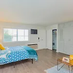 Hillview Studio - Seasonal Pool